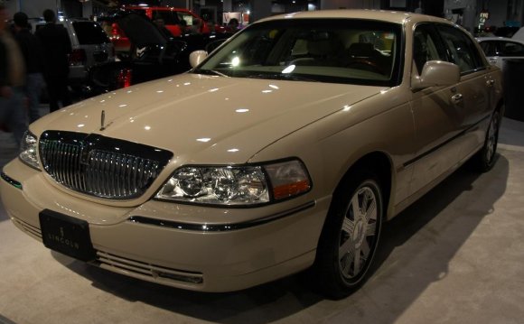 2003 Lincoln Town Car Executive